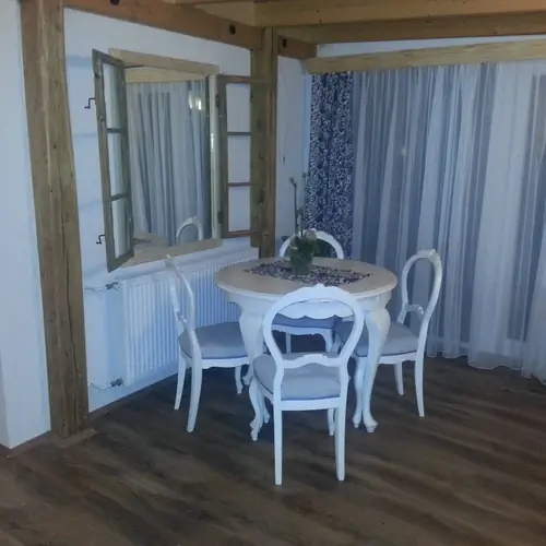 csal&aacute;di szoba