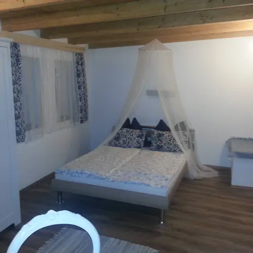 csal&aacute;di szoba