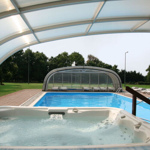 kültéri medence és jakuzzi