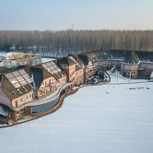 Hotel &eacute;p&uuml;let (t&eacute;l)