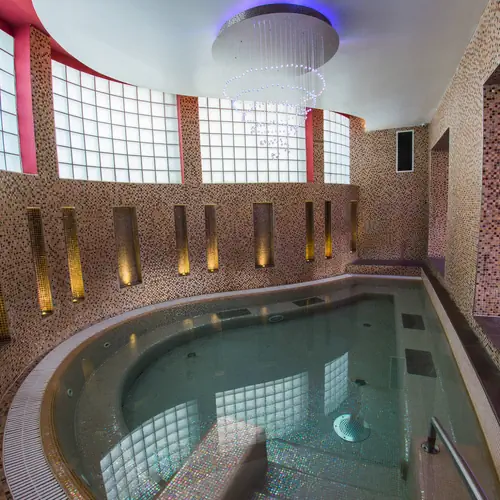 F&eacute;nyk&eacute;p a jakuzzir&oacute;l