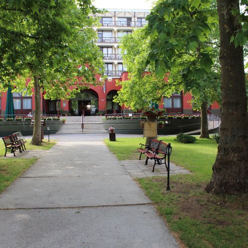 Szálloda bejárat, park