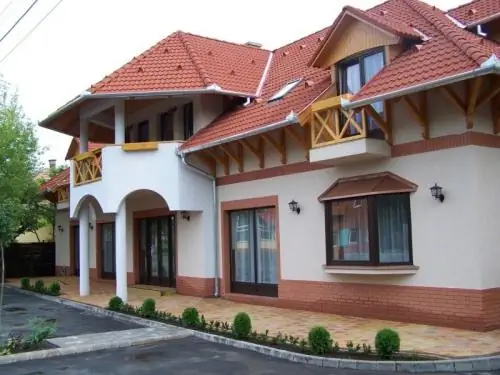 A panzi&oacute; az utca felől