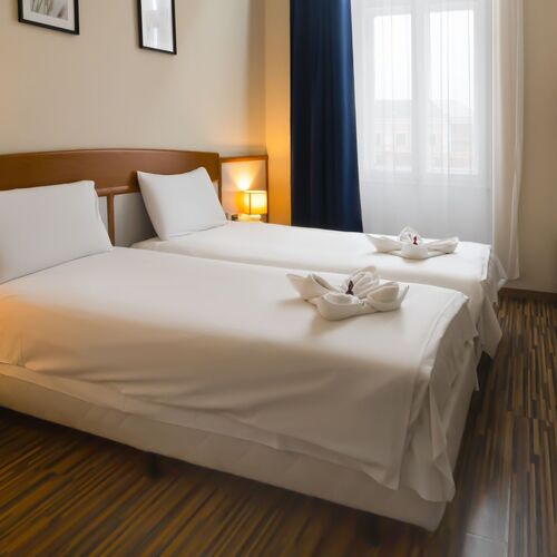 superior 2 &aacute;gyas szoba, k&uuml;l&ouml;n &aacute;gyakkal