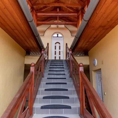 l&eacute;pcsőh&aacute;z