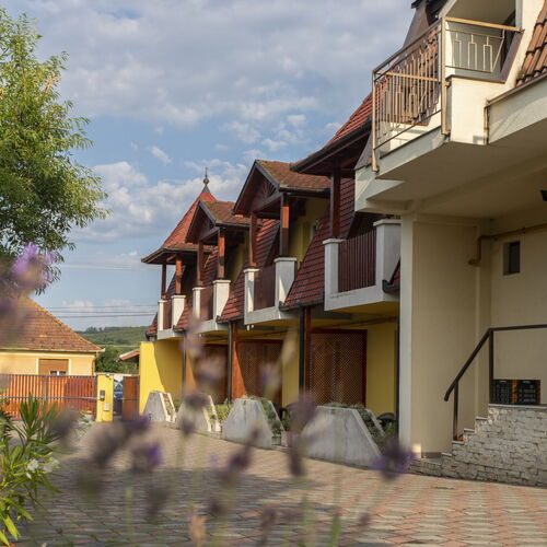 Autófeljáró és apartman