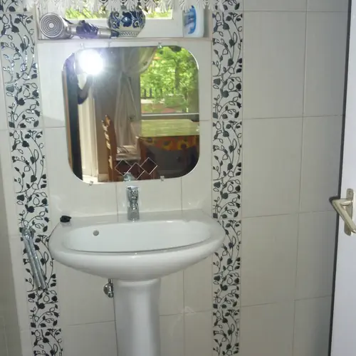 k&uuml;l&ouml;n&aacute;ll&oacute; h&aacute;z mosd&oacute;
