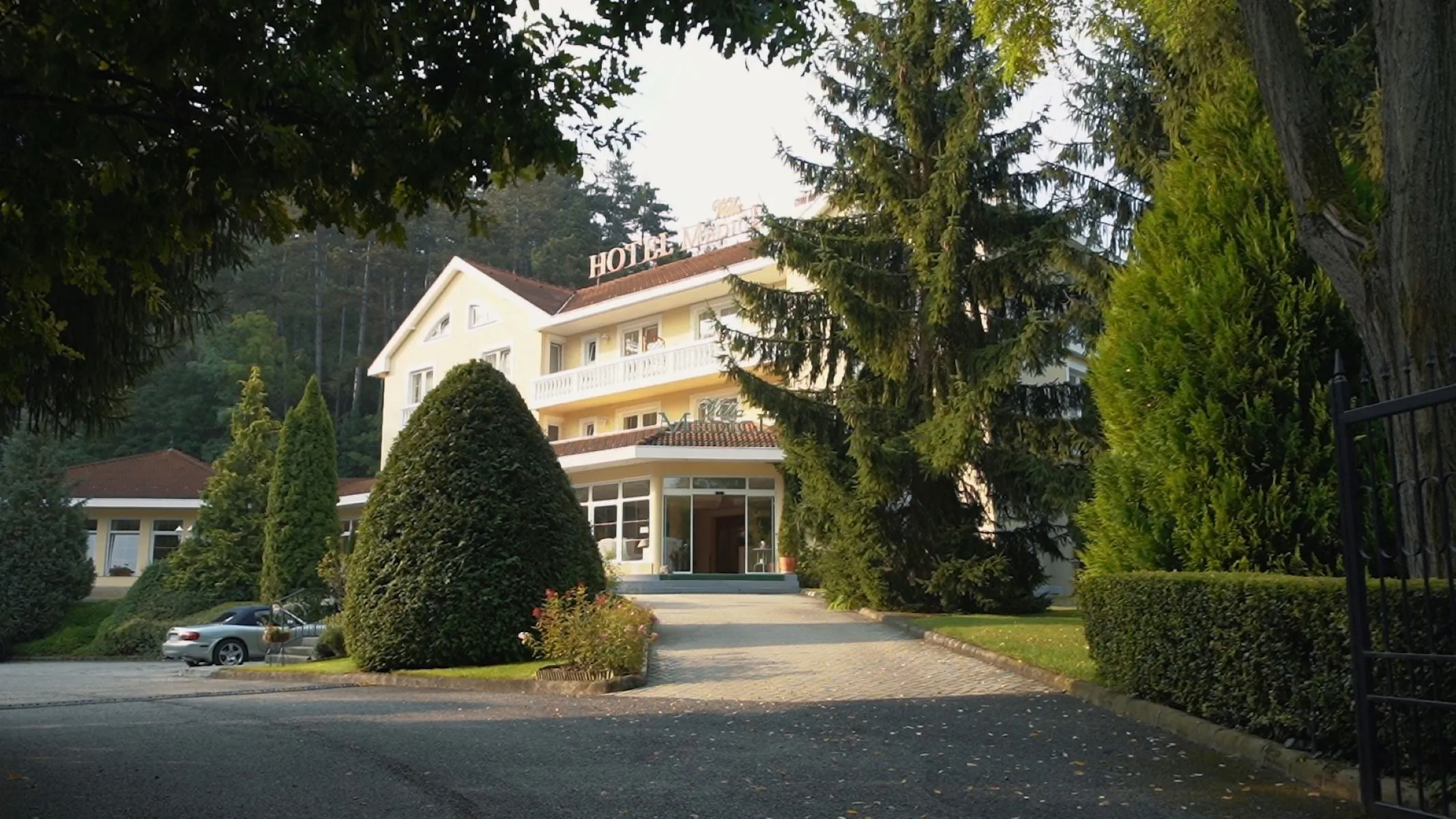 Hotel bej&aacute;rat