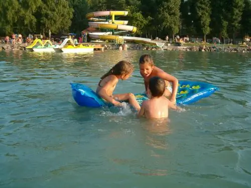Fürdőzés a Balatonban