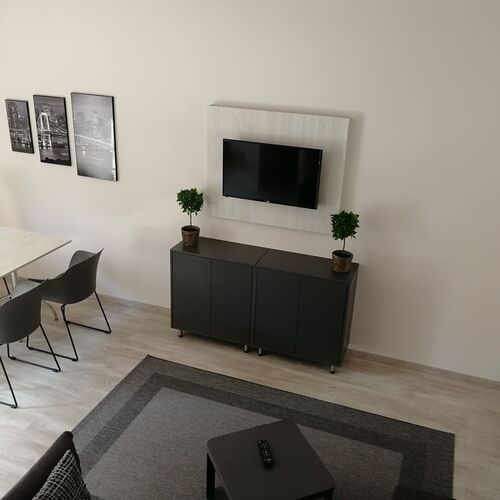 Modern stílusú szobákban, síkképernyős televíziókkal ingyenes wifi teszi teljesen komfortossá és igazi otthonná apartmanunkat.