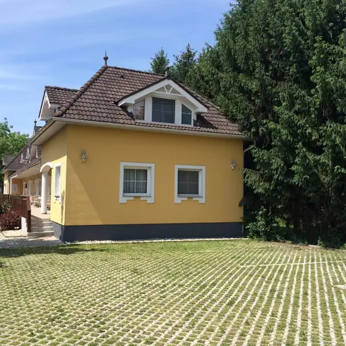 A sz&aacute;ll&aacute;shely udvara, parkol&aacute;si lehetős&eacute;g z&aacute;rt helyen