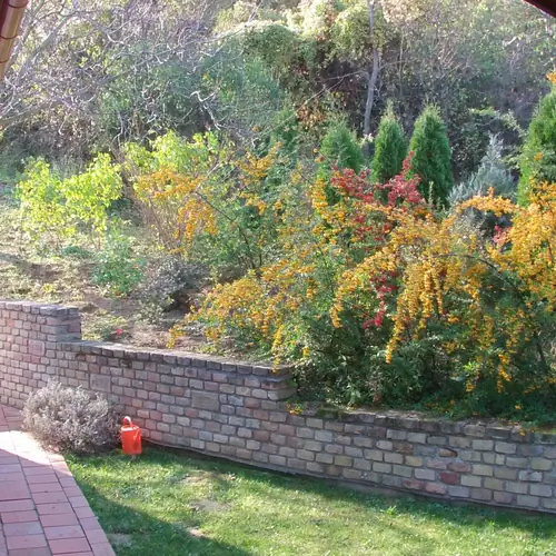 vend&eacute;gh&aacute;z bej&aacute;rat oldalr&oacute;l