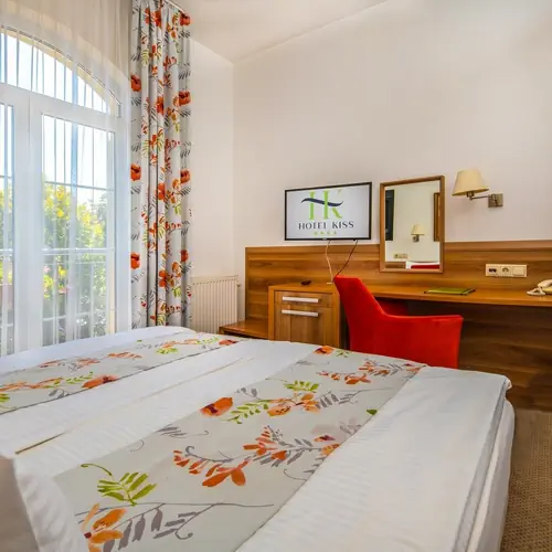 Standard k&eacute;t&aacute;gyas szoba kertre n&eacute;ző kil&aacute;t&aacute;ssal