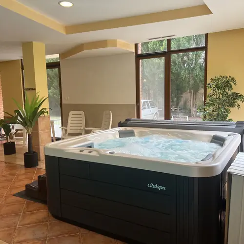 Jakuzzi-teljes testet &aacute;tmassz&iacute;rozza saj&aacute;t be&aacute;ll&iacute;t&aacute;said szerint, f&eacute;ny ter&aacute;pia saj&aacute;t v&aacute;laszt&aacute;sod szerint