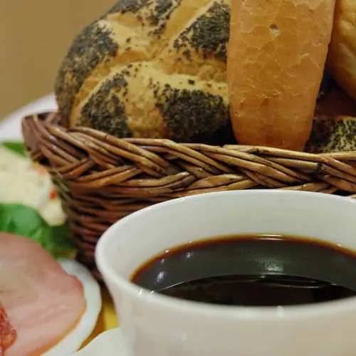 Varga-h&aacute;z, fot&oacute; a reggeliről