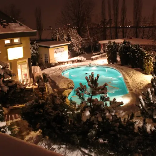 jeges mer&uuml;lő medence