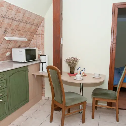 Konyha (2 fős apartman 1 h&aacute;l&oacute;t&eacute;rrel - p&oacute;t&aacute;gyazhat&oacute;)