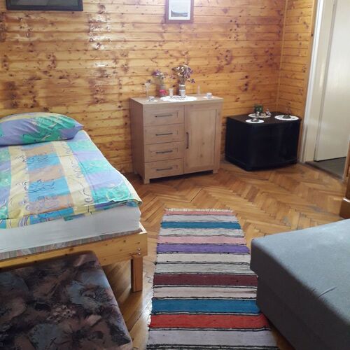 K&ouml;z&eacute;pső szoba