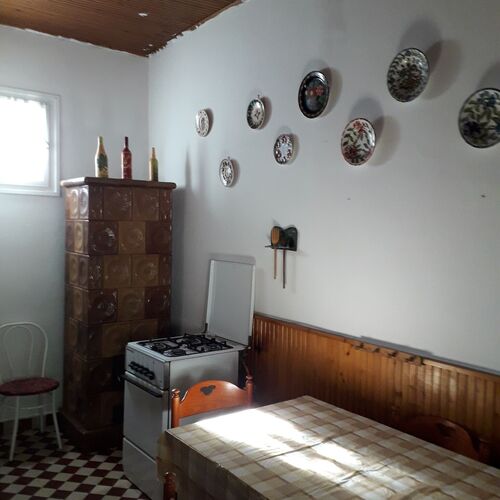 A konyh&aacute;ban is cser&eacute;pk&aacute;lyha adja a meleget t&eacute;len