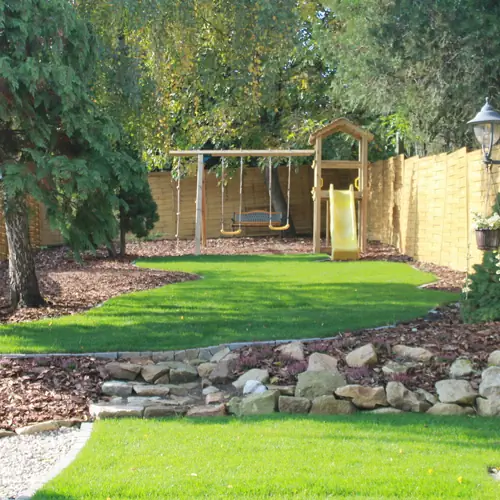 H&aacute;ts&oacute; k&ouml;z&ouml;s kert