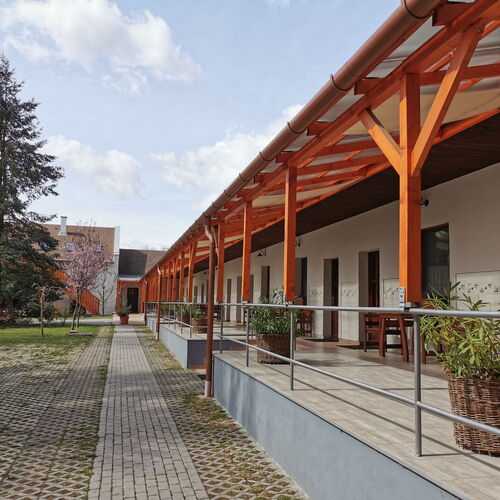 Zárt udvar és parkoló