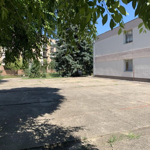 zárt, kamerával őrzött parkoló