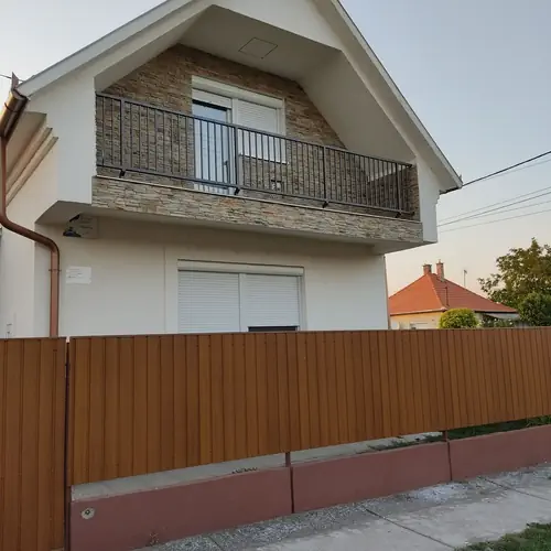 vend&eacute;gh&aacute;z utcak&eacute;p