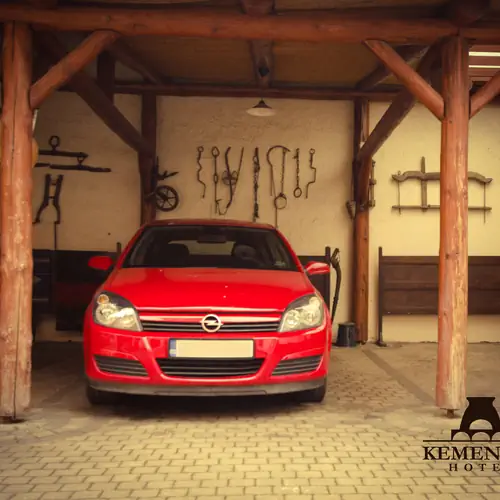 F&eacute;nyk&eacute;p belső udvarr&oacute;l