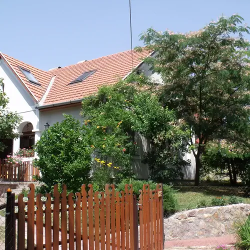 utc&aacute;r&oacute;l n&eacute;zve