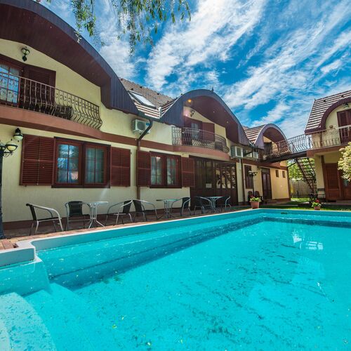 Medence, ház kívülről