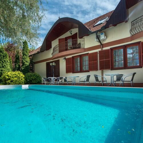 Medence, ház kívülről