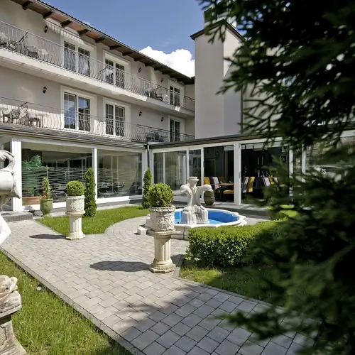 Sz&aacute;lloda- belső udvar