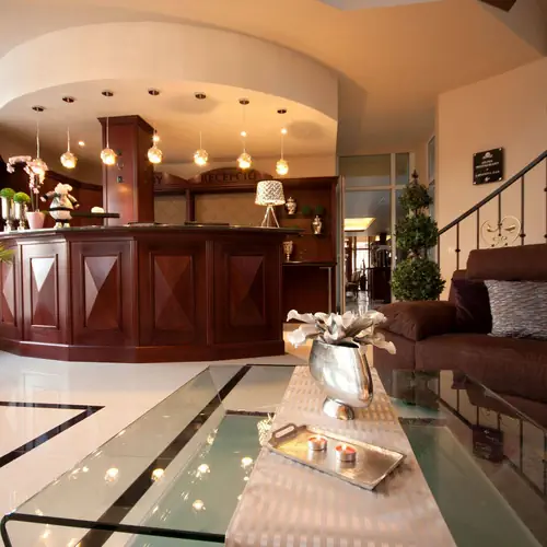 Hat&aacute;sos bel&eacute;pő