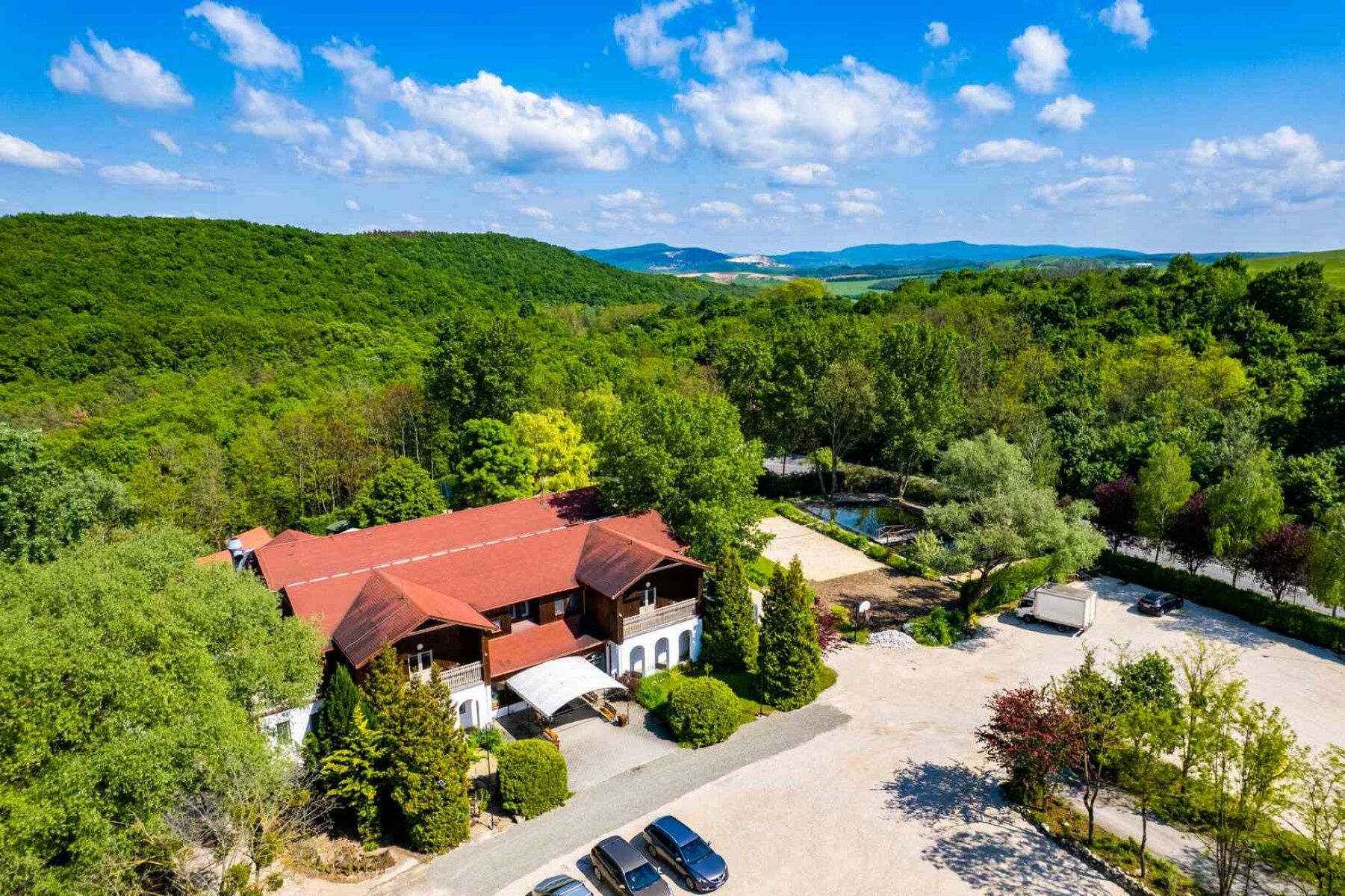 Pollushof Panzió és Étterem Csolnok