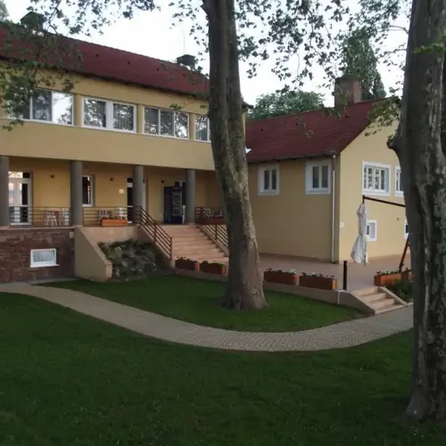 "A" &eacute;p&uuml;let, terasz, kert