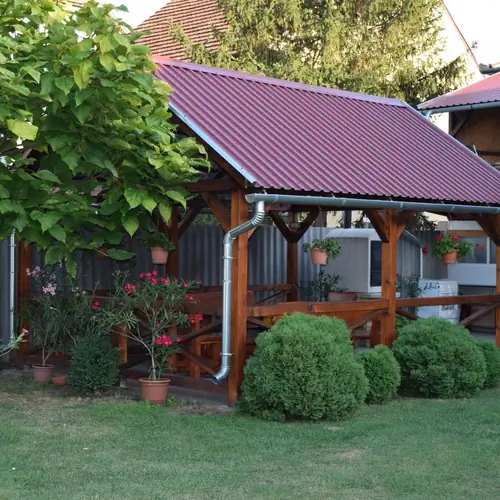 Udvar  filag&oacute;ri&aacute;val