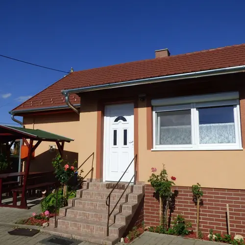 Vend&eacute;gh&aacute;z 2