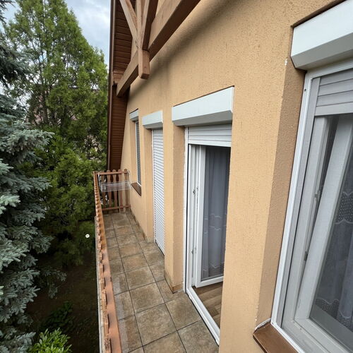 Erkély az utcai szobáknál