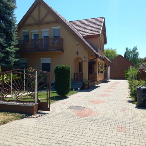 Utcáról a vendégház és a kocsibeálló