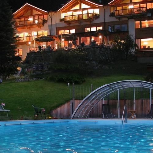 Abendstunden im beheizten Pool verbringen - Urlaub zu zweit in den Kitzbüheler Alpen
