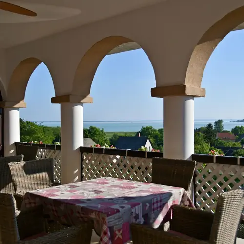 l&aacute;tk&eacute;p a teraszr&oacute;l