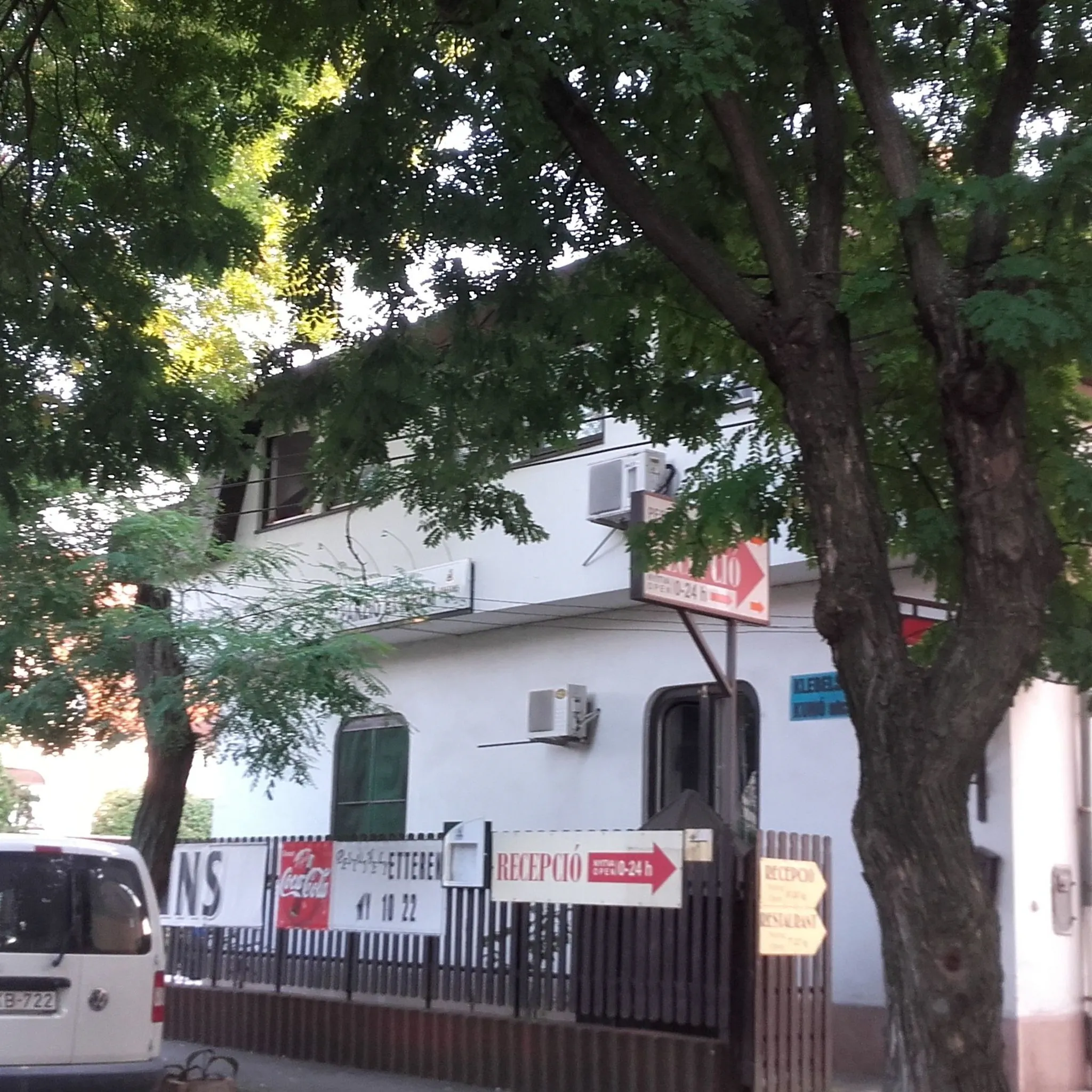 Csal&aacute;dias panzi&oacute;nk, az M3-as aut&oacute;p&aacute;lya k&ouml;zel&eacute;ben helyezkedik el, csendes, kellemes z&ouml;ld&ouml;vezetben. A centrum gyorsan, k&ouml;nnyed&eacute;n 