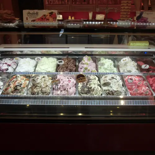 Saj&aacute;t k&eacute;sz&iacute;t&eacute;sű fagylaltjaink