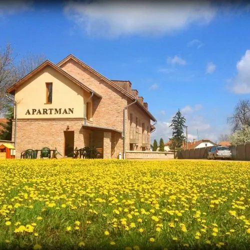 Tavasz a V&aacute;r&aacute;rok Apartmanban