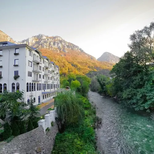 Vedere exterioara cu raul Cerna