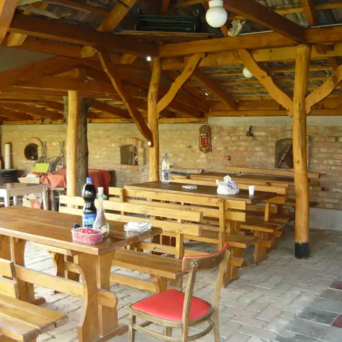 Fedett  ny&aacute;rsal&oacute; &eacute;s &eacute;tkezőhely