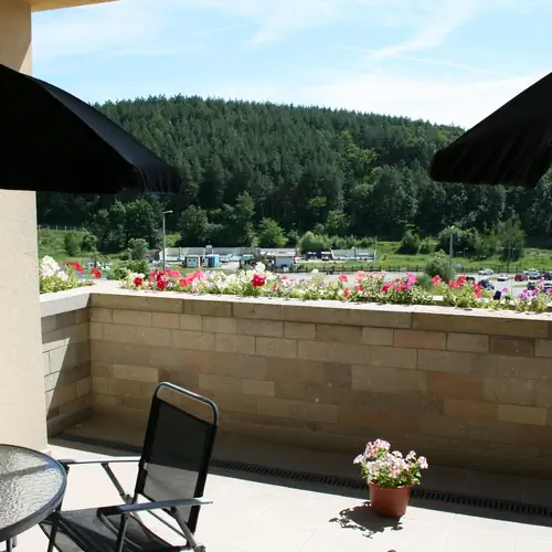 Kil&aacute;t&aacute;s a  teraszr&oacute;l ny&aacute;ron