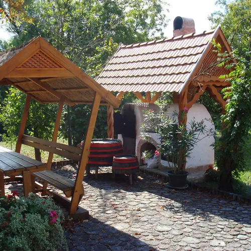 Az udvarban kerthelyis&eacute;g &eacute;s kemence tal&aacute;lhat&oacute;.
