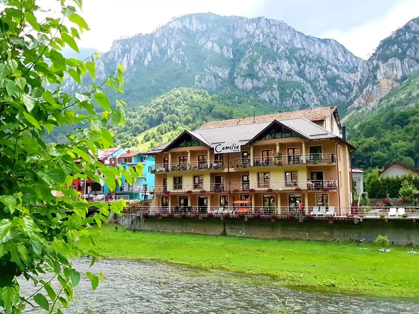 Balcoanele si terasele cu vedere spre raul Cerna