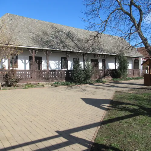 Vend&eacute;gh&aacute;z az udvarr&oacute;l